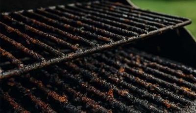 My grandmother taught me this trick to get rid of grill residue in 4 minutes without doing anything. Here’s how it works.