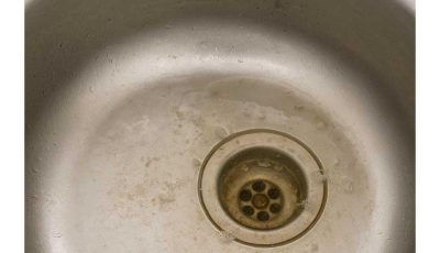 My nana taught me this hack to unclog a kitchen drain in 4 mins with 0 work. Here’s how it works