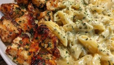 Grilled chicken bites with creamy garlic sauce
