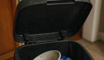 My nana taught me this hack to deodorize trash cans in 2 mins with 0 work. Here’s how it works