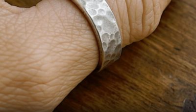 The Unspoken Language on Your Hand: The Hidden Meaning Behind Thumb Rings